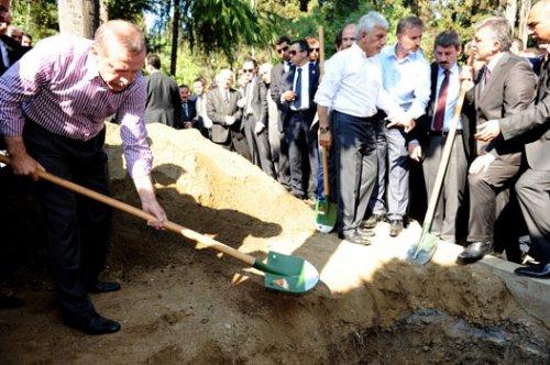 Erdoğan annesinin mezarını kendi elleriyle düzenledi - Resim 1
