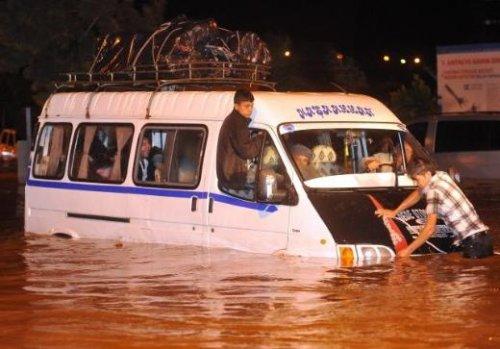 Antalya'da yağmur hayatı olumsuz etkiledi