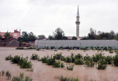 Antalya'da yağmur hayatı olumsuz etkiledi