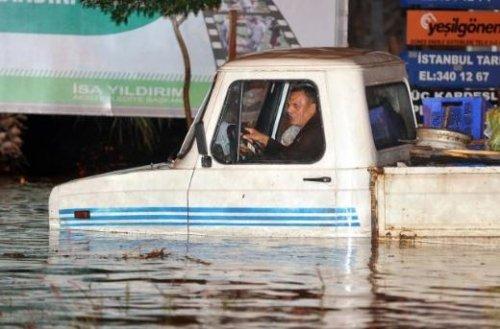 Antalya'da yağmur hayatı olumsuz etkiledi