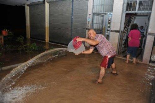 Antalya'da yağmur hayatı olumsuz etkiledi