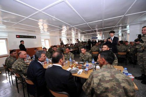 Cumhurbaşkanı Gül Güneydoğu’da askerî birlikleri ziyaret etti - Resim 16