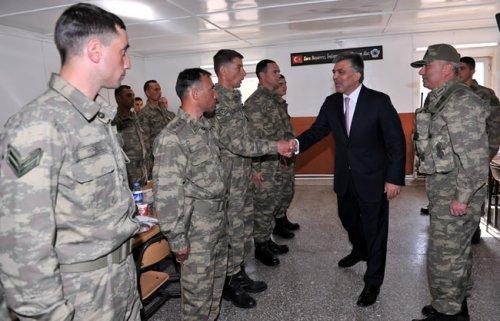 Cumhurbaşkanı Gül Güneydoğu’da askerî birlikleri ziyaret etti - Resim 13