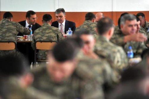 Cumhurbaşkanı Gül Güneydoğu’da askerî birlikleri ziyaret etti - Resim 47