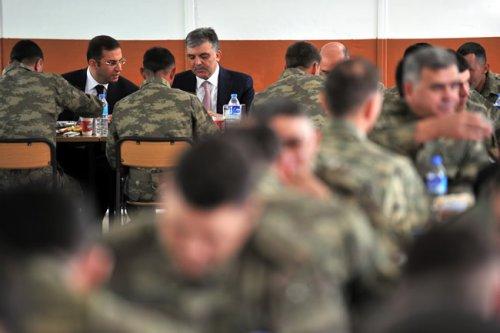 Cumhurbaşkanı Gül Güneydoğu’da askerî birlikleri ziyaret etti - Resim 17