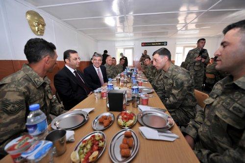 Cumhurbaşkanı Gül Güneydoğu’da askerî birlikleri ziyaret etti - Resim 15