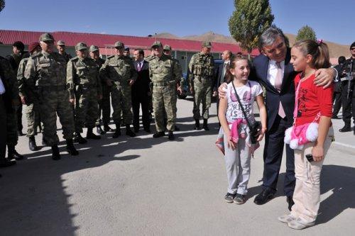 Cumhurbaşkanı Gül Güneydoğu’da askerî birlikleri ziyaret etti - Resim 12