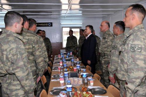 Cumhurbaşkanı Gül Güneydoğu’da askerî birlikleri ziyaret etti - Resim 14