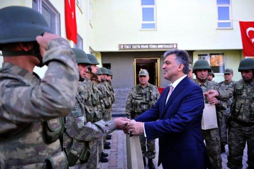 Cumhurbaşkanı Gül Güneydoğu’da askerî birlikleri ziyaret etti - Resim 23