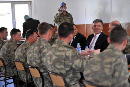 Cumhurbaşkanı Gül Güneydoğu’da askerî birlikleri ziyaret etti - Resim 18