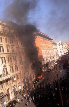 Küresel Eylem Günü Batsın bu dünya afişi