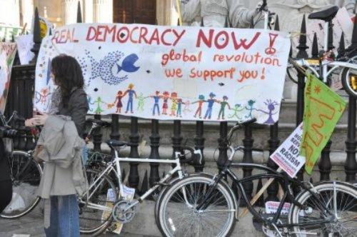 Küresel Eylem Günü Batsın bu dünya afişi