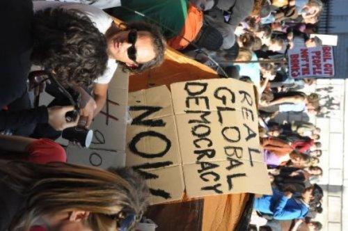 Küresel Eylem Günü Batsın bu dünya afişi