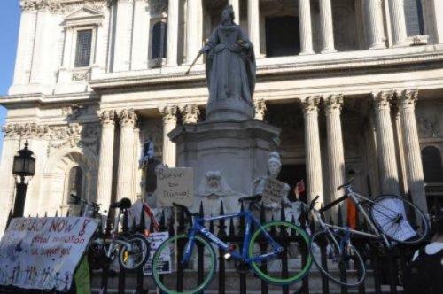 Küresel Eylem Günü Batsın bu dünya afişi