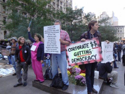 Dünya kapitalizmi protesto etti