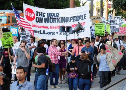 Dünya kapitalizmi protesto etti