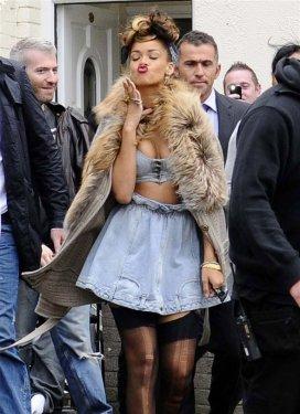 Rihanna'nın klibi yine olay oldu  - Resim 5