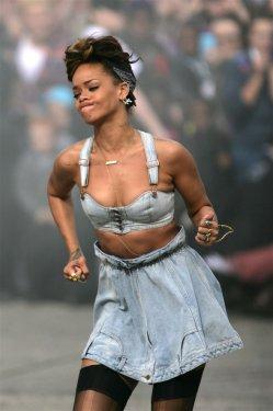 Rihanna'nın klibi yine olay oldu  - Resim 8