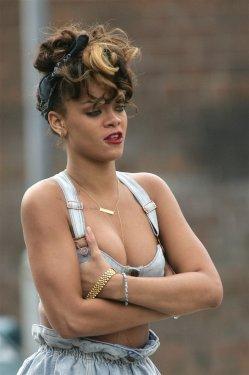 Rihanna'nın klibi yine olay oldu  - Resim 9