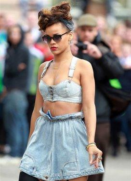 Rihanna'nın klibi yine olay oldu  - Resim 4