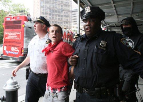 Dünya kapitalizmi protesto etti