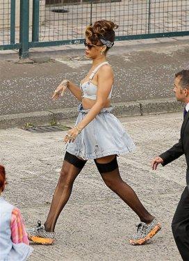 Rihanna'nın klibi yine olay oldu  - Resim 1