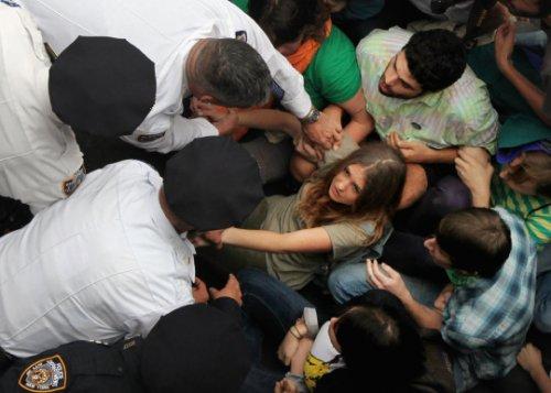 Dünya kapitalizmi protesto etti