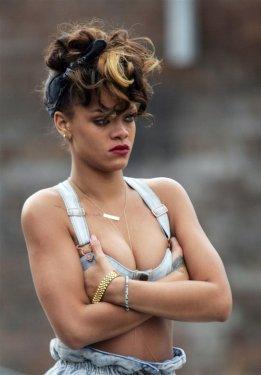 Rihanna'nın klibi yine olay oldu  - Resim 7