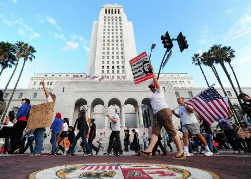Dünya kapitalizmi protesto etti