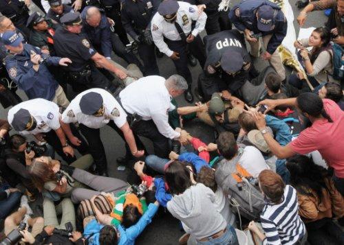 Dünya kapitalizmi protesto etti