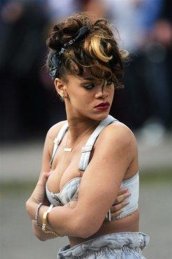 Rihanna'nın klibi yine olay oldu  - Resim 6