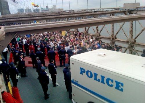 Dünya kapitalizmi protesto etti