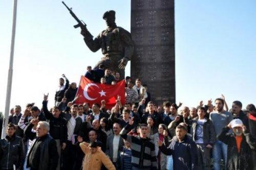 Tüm Türkiye 24 şehidi için ayakta - Resim 108