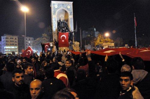 Türkiye 24 şehidi için sokaklara döküldü