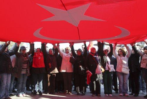 Türkiye 24 şehidi için sokaklara döküldü