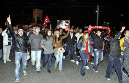 Türkiye 24 şehidi için sokaklara döküldü