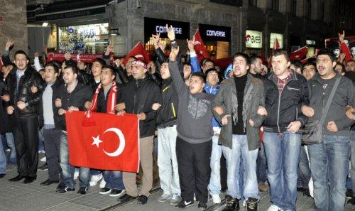 Türkiye 24 şehidi için sokaklara döküldü