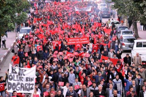 Türkiye 24 şehidi için sokaklara döküldü