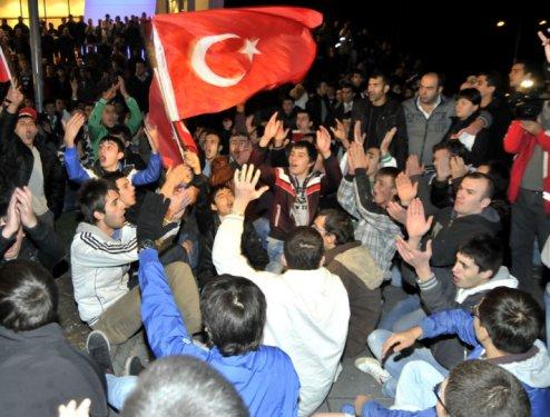 Türkiye 24 şehidi için sokaklara döküldü