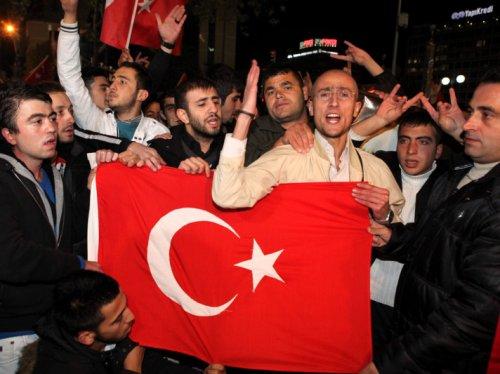 Türkiye 24 şehidi için sokaklara döküldü