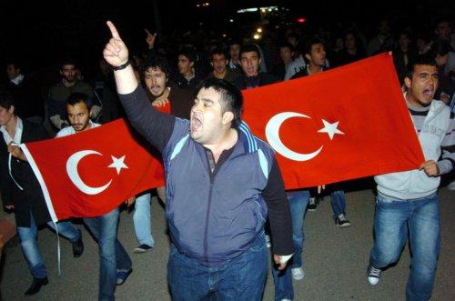 Türkiye 24 şehidi için sokaklara döküldü