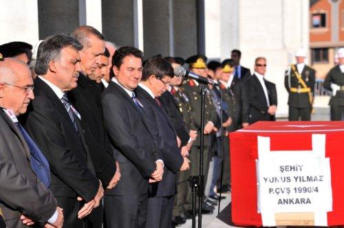 Devletin zirvesi Şehit cenazesinde  - Resim 1