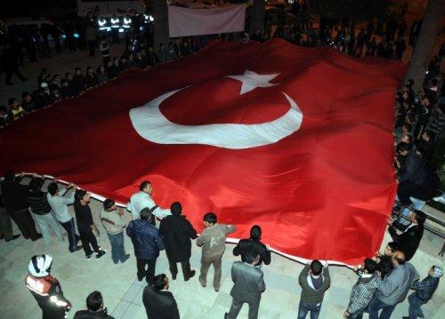 Türkiye 24 şehidi için sokaklara döküldü