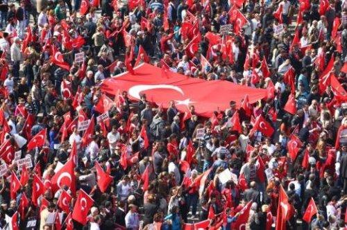 Türkiye şehitleri için yürüdü - Resim 1