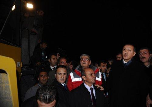 Erdoğan Van'da felaket bölgesini ziyaret etti