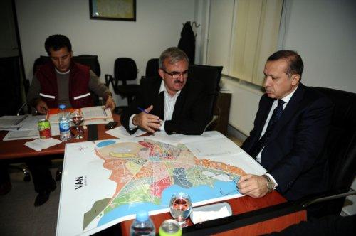 Erdoğan Van'da felaket bölgesini ziyaret etti