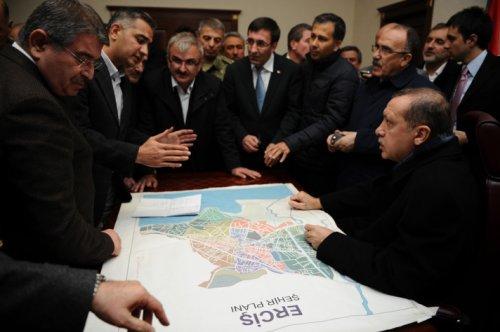 Erdoğan Van'da felaket bölgesini ziyaret etti