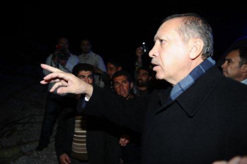 Erdoğan Van'da felaket bölgesini ziyaret etti