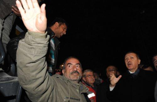 Erdoğan Van'da felaket bölgesini ziyaret etti