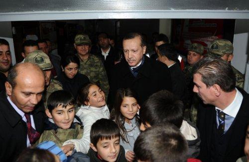Erdoğan Van'da felaket bölgesini ziyaret etti